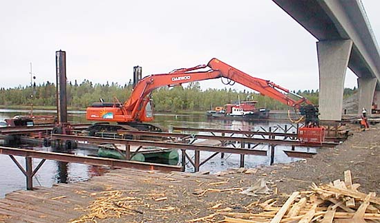 Work at the construction site of the Mönni bridge